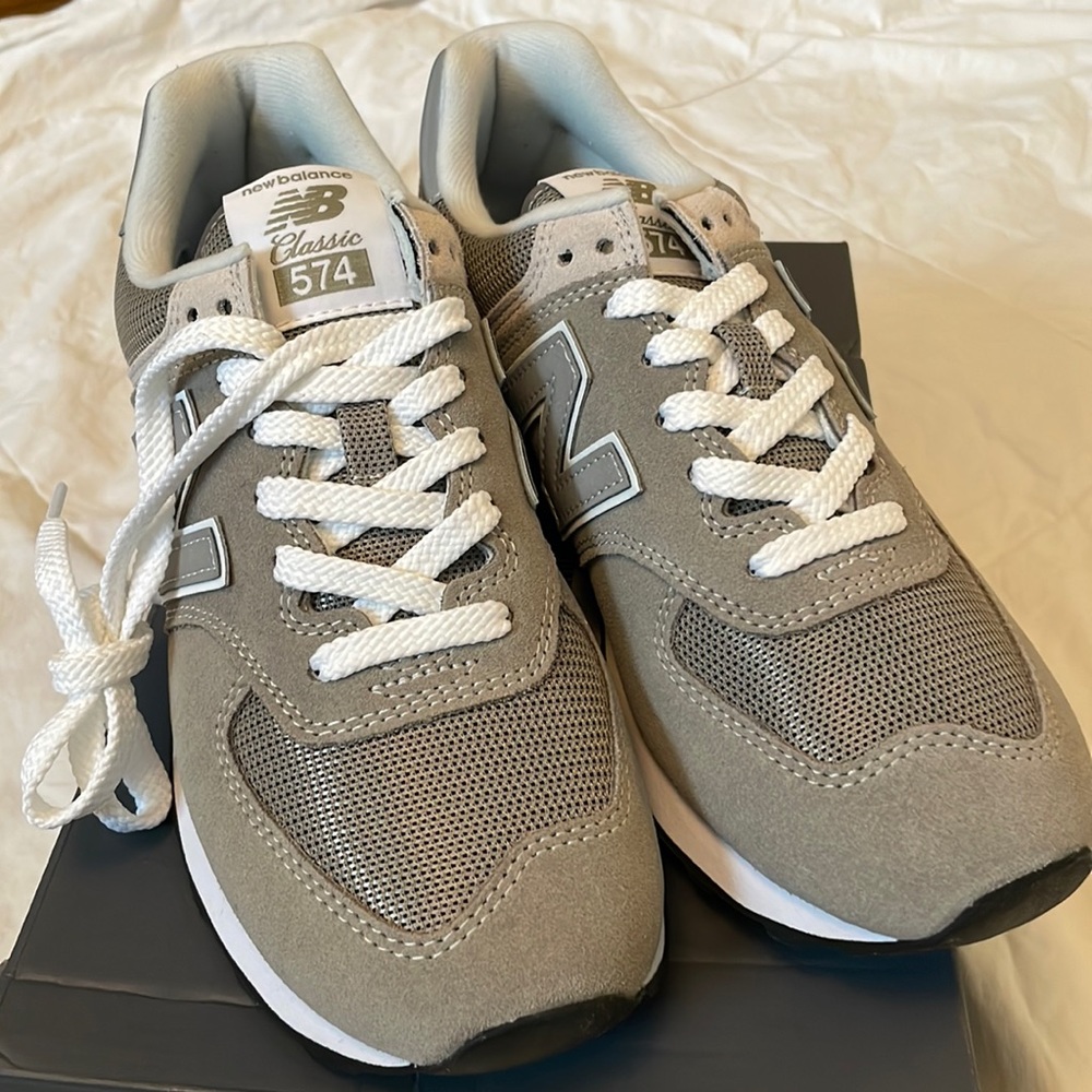 Women’s New Balance 574-V2 Evergreen Sneakers size 8 1/2B BRAND NEW in box